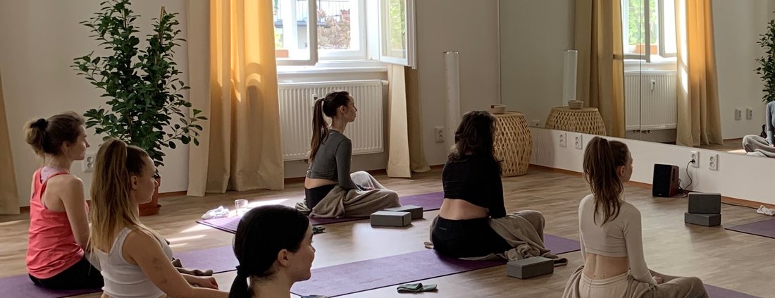 Первое занятие йогой без опыта в студии Innyoga, Прага