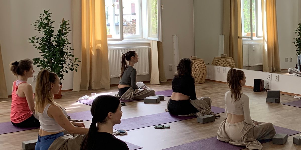 Занятие Yoga Beginners — йога для начинающих в студии Innyoga, Прага